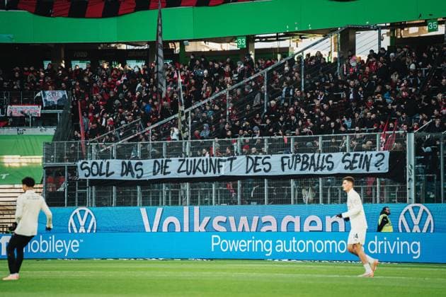 1. Bundesliga: VfL Wolfsburg vs. Bayer 04 Leverkusen, 22.11.2025 Bayer 04 Leverkusen Fans protestieren ( Soll das die Zukunft des Fussballs sein? ); Fußball, 1. Bundesliga, 11. Spieltag: VfL Wolfsburg vs. Bayer 04 Leverkusen am 22.11.2025 in der Volkswagen Arena, Wolfsburg DFL REGULATIONS PROHIBIT ANY USE OF PHOTOGRAPHS AS IMAGE SEQUENCES AND OR QUASI-VIDEO. Copyright: xBEAUTIFULxSPORTS Tonhäuserx