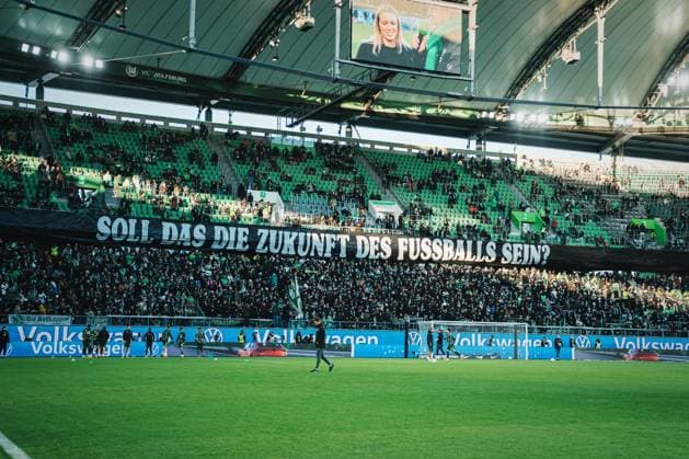 1. Bundesliga: VfL Wolfsburg vs. Bayer 04 Leverkusen, 22.11.2025 VfL Wolfsburg Fans protestieren ( Soll das die Zukunft des Fussballs sein? ); Fußball, 1. Bundesliga, 11. Spieltag: VfL Wolfsburg vs. Bayer 04 Leverkusen am 22.11.2025 in der Volkswagen Arena, Wolfsburg DFL REGULATIONS PROHIBIT ANY USE OF PHOTOGRAPHS AS IMAGE SEQUENCES AND OR QUASI-VIDEO. Copyright: xBEAUTIFULxSPORTS Tonhäuserx