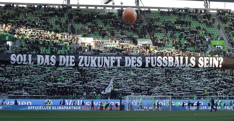 Fanprotest in der Fankurve der Wolfsburger Fussball, Herren, Saison 2025 2026, 1.Liga, Bundesliga, Volkswagenarena, VfL Wolfsburg gegen Bayer Leverkusen DFL REGULATIONS PROHIBIT ANY USE OF PHOTOGRAPHS AS IMAGE SEQUENCES AND OR QUASI-VIDEO.