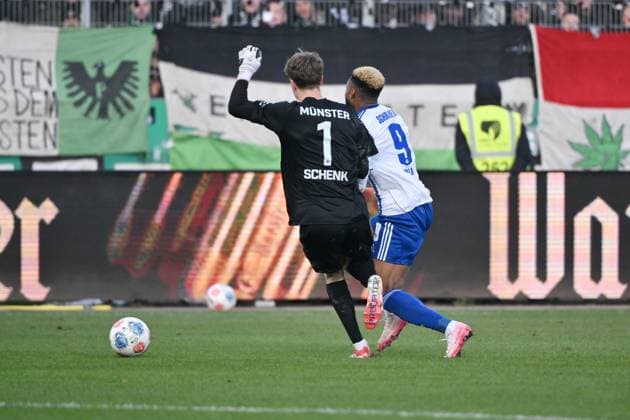 Torwart Johannes Schenk (Preußen Münster) sieht nach diesem Foul an Moussa Sylla (FC Schalke 04) die Rote Karte 22.11.2025, Fussball 2. Bundesliga, Saison 2025 2026, 13. Spieltag, Preußen Münster - FC Schalke 04 DFL regulations prohibit any use of photographs as image sequences and or quasi-video Muenster Preussenstadion Nordrhein Westfalen Deutschland