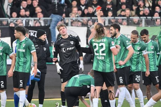 Torwart Johannes Schenk (Preußen Münster) sieht nach einer Notbremse die Rote Karte 22.11.2025, Fussball 2. Bundesliga, Saison 2025 2026, 13. Spieltag, Preußen Münster - FC Schalke 04 DFL regulations prohibit any use of photographs as image sequences and or quasi-video Muenster Preussenstadion Nordrhein Westfalen Deutschland