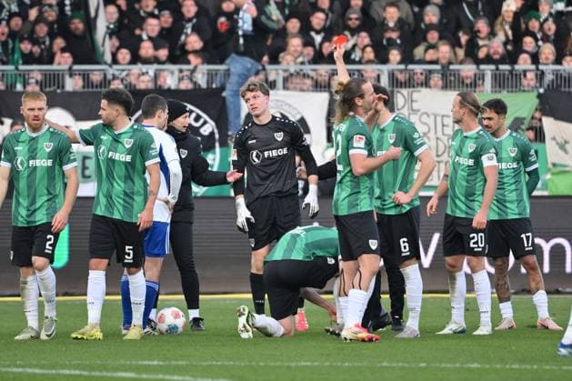 Torwart Johannes Schenk (Preußen Münster) sieht nach einer Notbremse die Rote Karte 22.11.2025, Fussball 2. Bundesliga, Saison 2025 2026, 13. Spieltag, Preußen Münster - FC Schalke 04 DFL regulations prohibit any use of photographs as image sequences and or quasi-video Muenster Preussenstadion Nordrhein Westfalen Deutschland