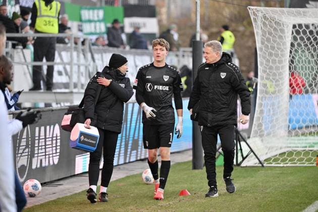 Torwart Johannes Schenk (Preußen Münster), mi., nach seiner Roten Karte 22.11.2025, Fussball 2. Bundesliga, Saison 2025 2026, 13. Spieltag, Preußen Münster - FC Schalke 04 DFL regulations prohibit any use of photographs as image sequences and or quasi-video Muenster Preussenstadion Nordrhein Westfalen Deutschland