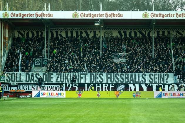 Transparent, Fanplakat, Banner, Plakat, Spruchband, Fanaktion der Zuschauer und Fans von von der Borussia, Soll das die Zukunft des Fussballs sein? GER, 1. FC Heidenheim vs. Borussia Moenchengladbach, Fussball, Bundesliga, 11. Spieltag, Spielzeit 2025 2026, 22.11.2025, DFL DFB REGULATIONS PROHIBIT ANY USE OF PHOTOGRAPHS AS IMAGE SEQUENCES AND OR QUASI-VIDEO, GER, 1. FC Heidenheim vs. Borussia Moenchengladbach, Fussball, Bundesliga, 11. Spieltag, Spielzeit 2025 2026, 22.11.2025 Heidenheim Copyright: xEibner-Pressefotox EP_EER