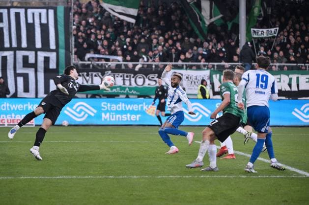 Torwart Morten Behrens (Preußen Münster) rettet gegen Moussa Sylla (FC Schalke 04), rechts Kenan Karaman (FC Schalke 04) 22.11.2025, Fussball 2. Bundesliga, Saison 2025 2026, 13. Spieltag, Preußen Münster - FC Schalke 04 DFL regulations prohibit any use of photographs as image sequences and or quasi-video Muenster Preussenstadion Nordrhein Westfalen Deutschland