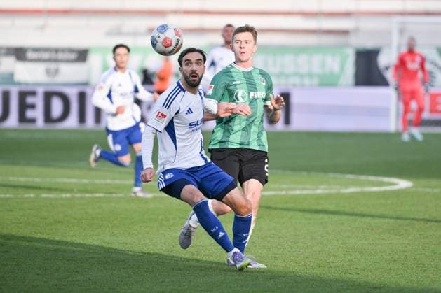 Kenan Karaman (FC Schalke 04), Jano ter Horst (Preußen Münster), v.li. 22.11.2025, Fussball 2. Bundesliga, Saison 2025 2026, 13. Spieltag, Preußen Münster - FC Schalke 04 DFL regulations prohibit any use of photographs as image sequences and or quasi-video Muenster Preussenstadion Nordrhein Westfalen Deutschland