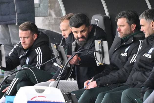 Trainer Miron Muslic (FC Schalke 04), mi. 22.11.2025, Fussball 2. Bundesliga, Saison 2025 2026, 13. Spieltag, Preußen Münster - FC Schalke 04 DFL regulations prohibit any use of photographs as image sequences and or quasi-video Muenster Preussenstadion Nordrhein Westfalen Deutschland