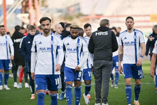 Kenan Karaman (FC Schalke 04), Moussa Sylla (FC Schalke 04), Janik Bachmann (FC Schalke 04), v.li., nach dem Spiel 22.11.2025, Fussball 2. Bundesliga, Saison 2025 2026, 13. Spieltag, Preußen Münster - FC Schalke 04 DFL regulations prohibit any use of photographs as image sequences and or quasi-video Muenster Preussenstadion Nordrhein Westfalen Deutschland