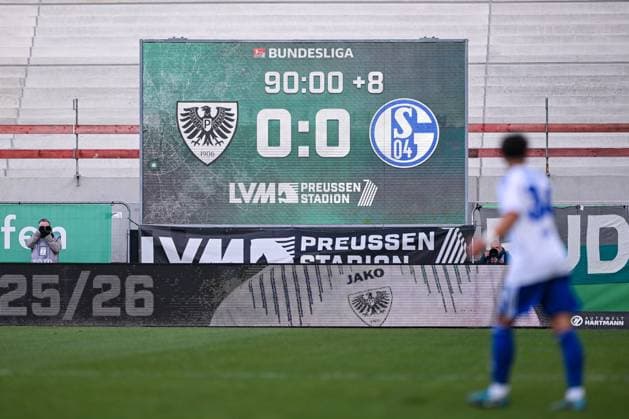 22.11.2025, Fussball, 2. Bundesliga, Saison 2025 2026, 13. Spieltag, Preußen Münster - FC Schalke 04, Endstand Anzeigetafel, xRHR-FOTO YYx Copyright: KROEGER RHR-FOTOx RHR-FOTO YY