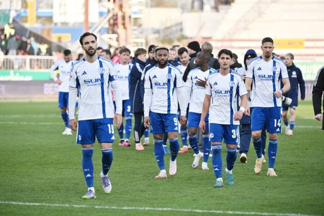 Schalkes Spieler nach dem Spiel, v.li., Kenan Karaman (FC Schalke 04), Moussa Sylla (FC Schalke 04), Christopher Antwi-Adjei (Schalke 04), Gulasi, Janik Bachmann (FC Schalke 04) 22.11.2025, Fussball 2. Bundesliga, Saison 2025 2026, 13. Spieltag, Preußen Münster - FC Schalke 04 DFL regulations prohibit any use of photographs as image sequences and or quasi-video Muenster Preussenstadion Nordrhein Westfalen Deutschland