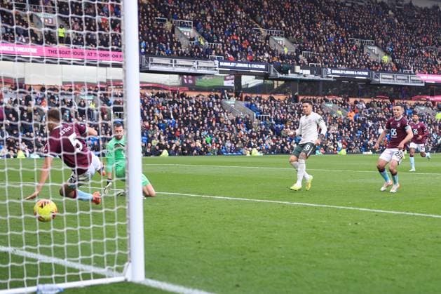 Football - Premier League - Burnley v Chelsea 22nd November 2025 - Premier League - Burnley v Chelsea - Enzo Fernandez of Chelsea scores their 2nd goal - Photo: Simon Stacpoole Offside. Burnley UK Copyright: xSimonxStacpoolexOffside