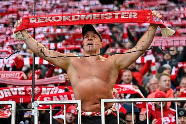 auch bei Minusgraden immer mit freiem Oberkoerper Fanblock, Fans, Fankurve, Flaggen, Fahnen, Stimmung, stimmungsvoll FC Bayern Muenchen Schals Rekordmeister FC Bayern Muenchen SC Freiburg SCF 22.11.2025 DFL REGULATIONS PROHIBIT ANY USE OF PHOTOGRAPHS AS IMAGE SEQUENCES AND OR QUASI-VIDEO FC Bayern Muenchen SC Freiburg SCF