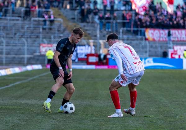 Zweikampf zwischen: Malik Hodroj (Sportfreunde Siegen, 23) und Nico Thier (Fortuna Koeln, 7) Sportfreunde Siegen - Fortuna Köln 22.11.2025 Fussball, Regionalliga West, 16. Spieltag, GER, Siegen, Leimbachstadion Copyright: HMBxMedia xMarcoxBader