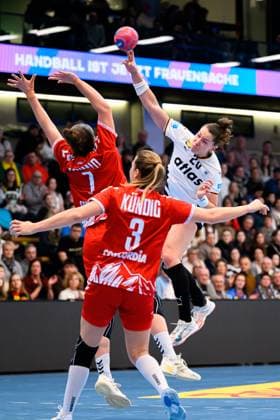 Handball, Frauen Laenderspiel - Deutschland - Schweiz Tabea Schmid (Schweiz), Kerstin Kündig Kuendig (Schweiz), Emily Vogel (Deutschland) Goeppeingen EWS Arena Deutschland