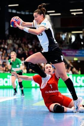 Handball, Frauen Laenderspiel - Deutschland - Schweiz Emily Vogel (Deutschland), Tabea Schmid (Schweiz) Goeppeingen EWS Arena Deutschland