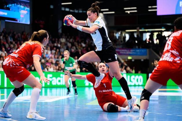 Handball, Frauen Laenderspiel - Deutschland - Schweiz v.li. Kerstin Kündig Kuendig (Schweiz), Emily Vogel (Deutschland), Tabea Schmid (Schweiz) Goeppeingen EWS Arena Deutschland