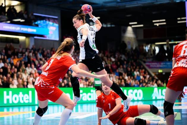 Handball, Frauen Laenderspiel - Deutschland - Schweiz v.li. Kerstin Kündig Kuendig (Schweiz), Emily Vogel (Deutschland), Tabea Schmid (Schweiz) Goeppeingen EWS Arena Deutschland