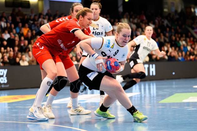 Handball, Frauen Laenderspiel - Deutschland - Schweiz v. li. im Zweikampf Kerstin Kündig Kuendig (Schweiz) und Lisa Antl (Deutschland) Goeppeingen EWS Arena Deutschland