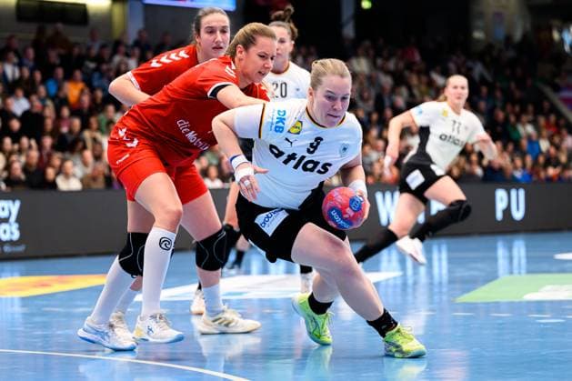 Handball, Frauen Laenderspiel - Deutschland - Schweiz Kerstin Kündig Kuendig (Schweiz), Lisa Antl (Deutschland) Goeppeingen EWS Arena Deutschland