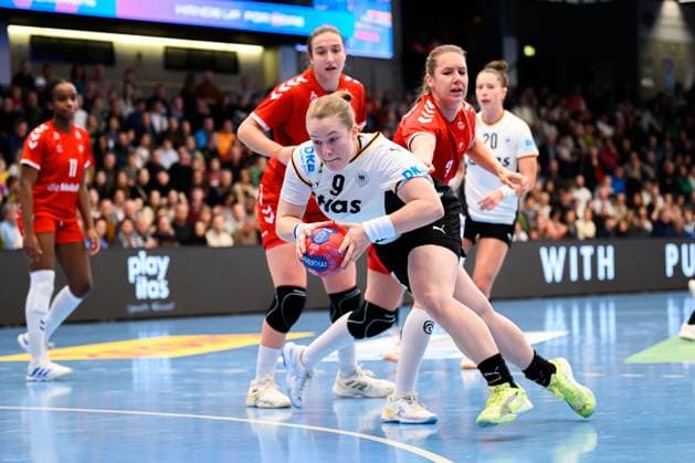 Handball, Frauen Laenderspiel - Deutschland - Schweiz Lisa Antl (Deutschland) Goeppeingen EWS Arena Deutschland