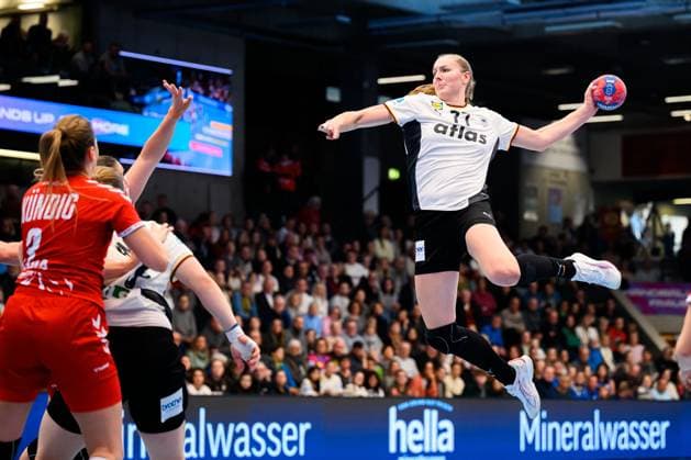 Handball, Frauen Laenderspiel - Deutschland - Schweiz Viola Leuchter (Deutschland) Goeppeingen EWS Arena Deutschland