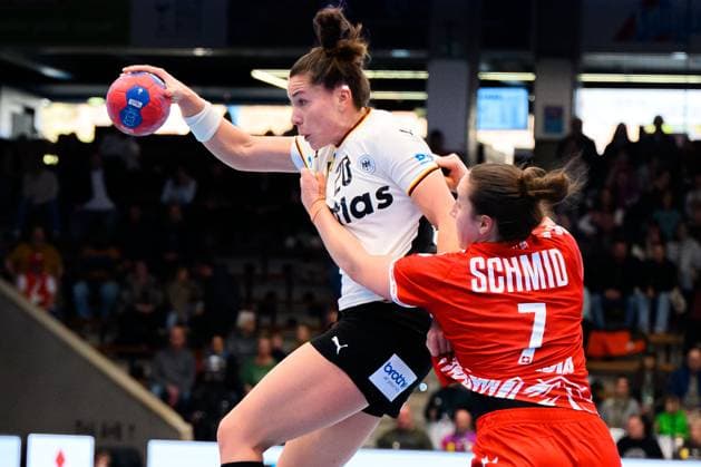Handball, Frauen Laenderspiel - Deutschland - Schweiz v. li. im Zweikampf Emily Vogel (Deutschland) und Tabea Schmid (Schweiz) Goeppeingen EWS Arena Deutschland