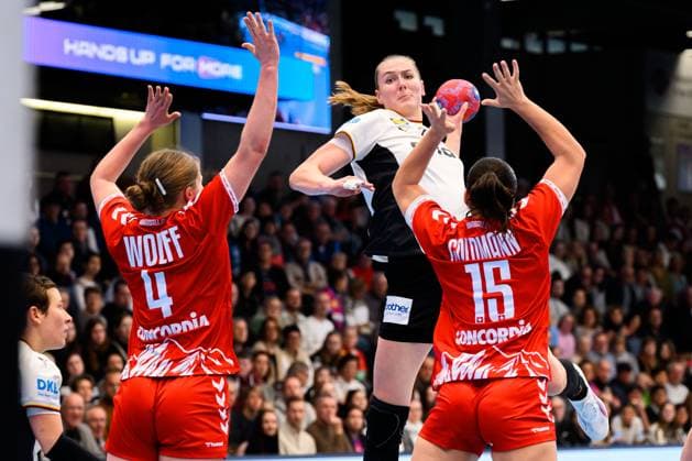 Handball, Frauen Laenderspiel - Deutschland - Schweiz v.li. Laurentia Wolff (Schweiz), Viola Leuchter (Deutschland),. Norma Goldmann (Schweiz) Goeppeingen EWS Arena Deutschland