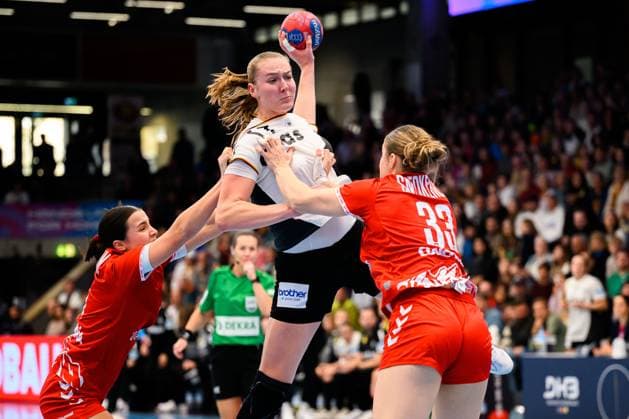 Handball, Frauen Laenderspiel - Deutschland - Schweiz Viola Leuchter (Deutschland), Nora Snedkerud (Schweiz) Goeppeingen EWS Arena Deutschland