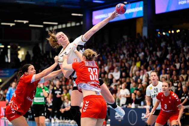 Handball, Frauen Laenderspiel - Deutschland - Schweiz Viola Leuchter (Deutschland), Nora Snedkerud (Schweiz) Goeppeingen EWS Arena Deutschland