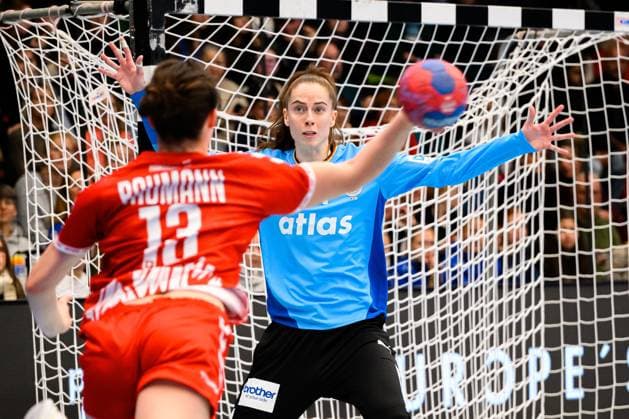 Handball, Frauen Laenderspiel - Deutschland - Schweiz Era Baumann (Schweiz), Torhueterin Sarah Wachter (Deutschland) Goeppeingen EWS Arena Deutschland