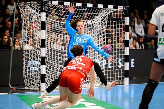 Handball, Frauen Laenderspiel - Deutschland - Schweiz Torhueterin Sarah Wachter (Deutschland), Nora Snedkerud (Schweiz) Goeppeingen EWS Arena Deutschland