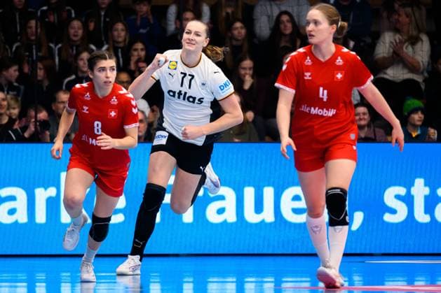 Handball, Frauen Laenderspiel - Deutschland - Schweiz v.li. Mia Sofia Emmenegger (Schweiz), Viola Leuchter (Deutschland), Laurentia Wolff (Schweiz) Goeppeingen EWS Arena Deutschland