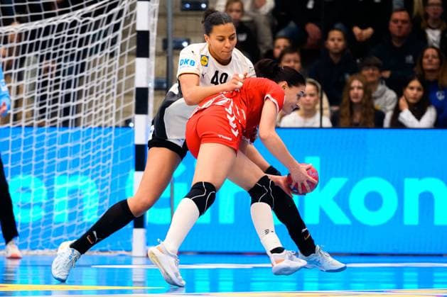 Handball, Frauen Laenderspiel - Deutschland - Schweiz Aimee von Pereira (Deutschland), Daphne Gautschi (Schweiz) Goeppeingen EWS Arena Deutschland