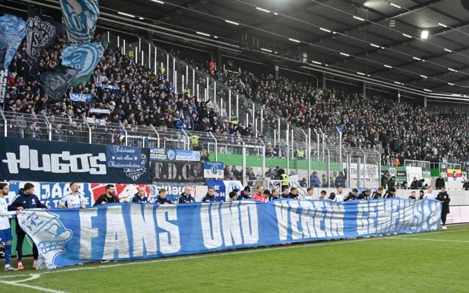 Schalkes Spieler nach dem Spiel mit dem Fanprotest Banner der Fans 22.11.2025, Fussball 2. Bundesliga, Saison 2025 2026, 13. Spieltag, Preußen Münster - FC Schalke 04 DFL regulations prohibit any use of photographs as image sequences and or quasi-video Muenster Preussenstadion Nordrhein Westfalen Deutschland