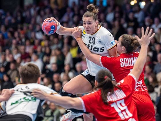 Emily Vogel (Deutschland, 20) steht in der Luft, Deutschland vs. Schweiz, Handball, Laenderspiel, Frauen, Spielzeit 2025 2026, 22.11.2025, Deutschland vs. Schweiz, Handball, Laenderspiel, Frauen, Spielzeit 2025 2026, 22.11.2025 Goeppingen Copyright: xEibner-Pressefoto MichaelxSchmidx EP_MST
