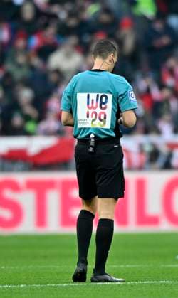 Schiedsrichter Referee Sven Jablonski mit Werbung fuer UEFA Frauen EURO 2029 als Kandidat FC Bayern Muenchen SC Freiburg SCF 22.11.2025 DFL REGULATIONS PROHIBIT ANY USE OF PHOTOGRAPHS AS IMAGE SEQUENCES AND OR QUASI-VIDEO FC Bayern Muenchen SC Freiburg SCF