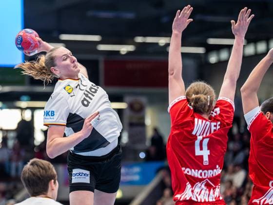 Viola Leuchter (Deutschland, 77) wirft aus dem Rueckraum, Deutschland vs. Schweiz, Handball, Laenderspiel, Frauen, Spielzeit 2025 2026, 22.11.2025, Deutschland vs. Schweiz, Handball, Laenderspiel, Frauen, Spielzeit 2025 2026, 22.11.2025 Goeppingen Copyright: xEibner-Pressefoto MichaelxSchmidx EP_MST