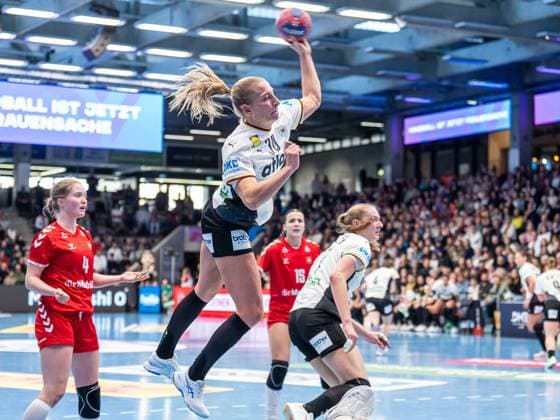 Jenny Behrend (Deutschland, 30) von aussen, Deutschland vs. Schweiz, Handball, Laenderspiel, Frauen, Spielzeit 2025 2026, 22.11.2025, Deutschland vs. Schweiz, Handball, Laenderspiel, Frauen, Spielzeit 2025 2026, 22.11.2025 Goeppingen Copyright: xEibner-Pressefoto MichaelxSchmidx EP_MST