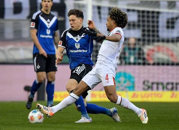22.11.2025, xemx, Fussball 1.Bundesliga, FC Augsburg - Hamburger SV v.l. Nicolai Remberg (Hamburger SV), Han-Noah Massengo (FC Augsburg) Zweikampf, Aktion, action, battle for the ball (DFL DFB REGULATIONS PROHIBIT ANY USE OF PHOTOGRAPHS as IMAGE SEQUENCES and or QUASI-VIDEO) Augsburg