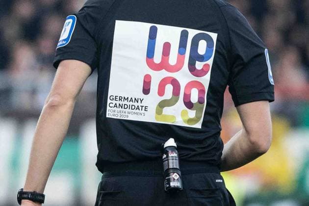 2. Fußball Bundesliga: SC Preußen Münster - FC Schalke 04; 22.11.2025 Schiedsrichter und Linienrichter tragen ein Sondertrikot, WE29, GERMANY CANDIDATE für UEFA Women’s EURO 2029 2. Fußball Bundesliga 13. Spieltag: SC Preußen Münster - FC Schalke 04; LVM-Preußenstadion, Münster; 22.11.2025 DFL regulations prohibit any use of photographs as image sequences and or quasi video. Copyright: xBEAUTIFULxSPORTS Buriakovx