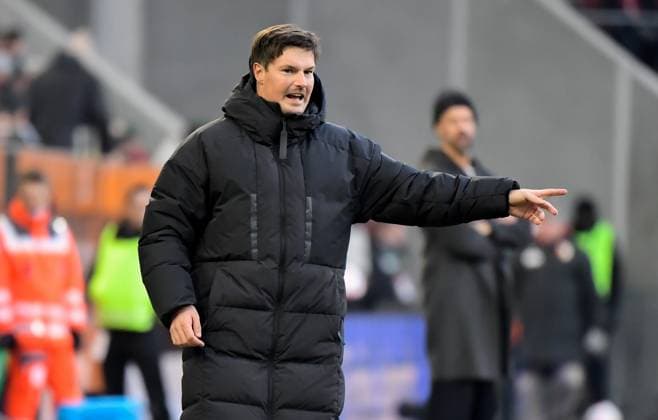 22.11.2025, xemx, Fussball 1.Bundesliga, FC Augsburg - Hamburger SV v.l. Cheftrainer Merlin Polzin (Hamburger SV) gibt Anweisungen, gestikuliert mit den Armen, gesticulate, gives instructions (DFL DFB REGULATIONS PROHIBIT ANY USE OF PHOTOGRAPHS as IMAGE SEQUENCES and or QUASI-VIDEO) Augsburg
