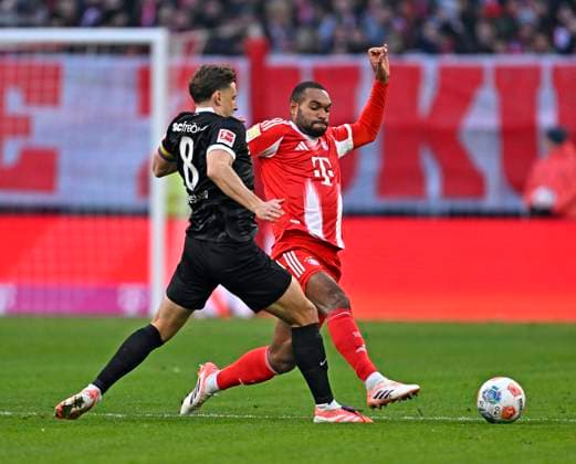 22.11.2025, Fussball Bundesliga 2025 2026, 11.Spieltag, FC Bayern München - SC Freiburg, in der Allianz-Arena München, v.l. Maximilian Eggestein (SC Freiburg) gegen Jonathan Tah (FC Bayern München)