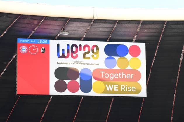 Der FC Bayern macht Werbung für die Bewerbung des DFB für die Frauen Europameisterschaft 2029 in Deutschland vor dem Bundesligaspiel FC Bayern München - SC Freiburg am 22.11.2025.