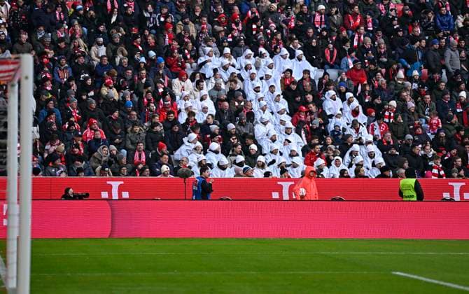 22.11.2025, Fussball Bundesliga 2025 2026, 11.Spieltag, FC Bayern München - SC Freiburg, in der Allianz-Arena München, Das Telekom Logo verkehrt herum, hintergrund der Aktion ist der Start der fünften und finalen Netflix-Erfolgsserie ãStranger ThingsÒ, die Ende November bei Magenta TV anläuft.