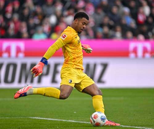 22.11.2025, Fussball Bundesliga 2025 2026, 11.Spieltag, FC Bayern München - SC Freiburg, in der Allianz-Arena München, Torwart Noah Atubolu (SC Freiburg) Schusshaltung.