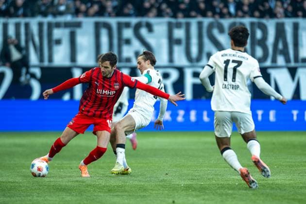 Marvin Pieringer (FC Heidenheim, 18), Luca Netz (Borussia Moenchengladbach, 20), Jens Castrop (Borussia Moenchengladbach, 17), GER, 1. FC Heidenheim vs. Borussia Moenchengladbach, Fussball, Bundesliga, 11. Spieltag, Spielzeit 2025 2026, 22.11.2025, DFL DFB REGULATIONS PROHIBIT ANY USE OF PHOTOGRAPHS AS IMAGE SEQUENCES AND OR QUASI-VIDEO, GER, 1. FC Heidenheim vs. Borussia Moenchengladbach, Fussball, Bundesliga, 11. Spieltag, Spielzeit 2025 2026, 22.11.2025 Heidenheim Copyright: xEibner-Pressefotox EP_EER