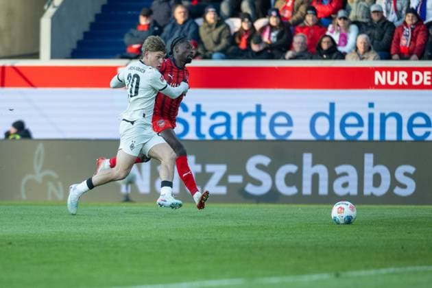 Luca Netz (Borussia Moenchengladbach, 20), Omar Haktab Traore (FC Heidenheim, 23), GER, 1. FC Heidenheim vs. Borussia Moenchengladbach, Fussball, Bundesliga, 11. Spieltag, Spielzeit 2025 2026, 22.11.2025, DFL DFB REGULATIONS PROHIBIT ANY USE OF PHOTOGRAPHS AS IMAGE SEQUENCES AND OR QUASI-VIDEO, GER, 1. FC Heidenheim vs. Borussia Moenchengladbach, Fussball, Bundesliga, 11. Spieltag, Spielzeit 2025 2026, 22.11.2025 Heidenheim Copyright: xEibner-Pressefotox EP_EER