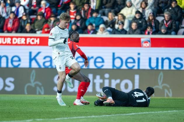 Luca Netz (Borussia Moenchengladbach, 20), Omar Haktab Traore (FC Heidenheim, 23), Yannick Michaelis (Borussia Moenchengladbach, 41) GER, 1. FC Heidenheim vs. Borussia Moenchengladbach, Fussball, Bundesliga, 11. Spieltag, Spielzeit 2025 2026, 22.11.2025, DFL DFB REGULATIONS PROHIBIT ANY USE OF PHOTOGRAPHS AS IMAGE SEQUENCES AND OR QUASI-VIDEO, GER, 1. FC Heidenheim vs. Borussia Moenchengladbach, Fussball, Bundesliga, 11. Spieltag, Spielzeit 2025 2026, 22.11.2025 Heidenheim Copyright: xEibner-Pressefotox EP_EER