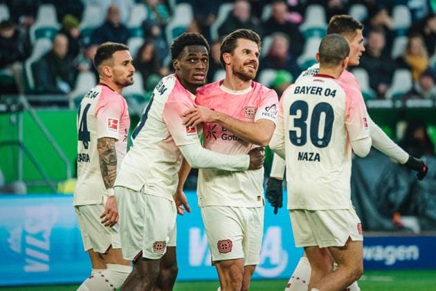 1. Bundesliga: VfL Wolfsburg vs. Bayer 04 Leverkusen, 22.11.2025 TOR DURCH Jonas Hofmann (Bayer 04 Leverkusen, 7) JUBEL 1:0; Fußball, 1. Bundesliga, 11. Spieltag: VfL Wolfsburg vs. Bayer 04 Leverkusen am 22.11.2025 in der Volkswagen Arena, Wolfsburg DFL REGULATIONS PROHIBIT ANY USE OF PHOTOGRAPHS AS IMAGE SEQUENCES AND OR QUASI-VIDEO. Copyright: xBEAUTIFULxSPORTS Tonhäuserx
