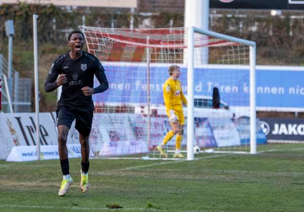Torjubel Josue Santo (Sportfreunde Siegen, 8) nach dem 2-2 Sportfreunde Siegen - Fortuna Köln 22.11.2025 Fussball, Regionalliga West, 16. Spieltag, GER, Siegen, Leimbachstadion Copyright: HMBxMedia xMarcoxBader